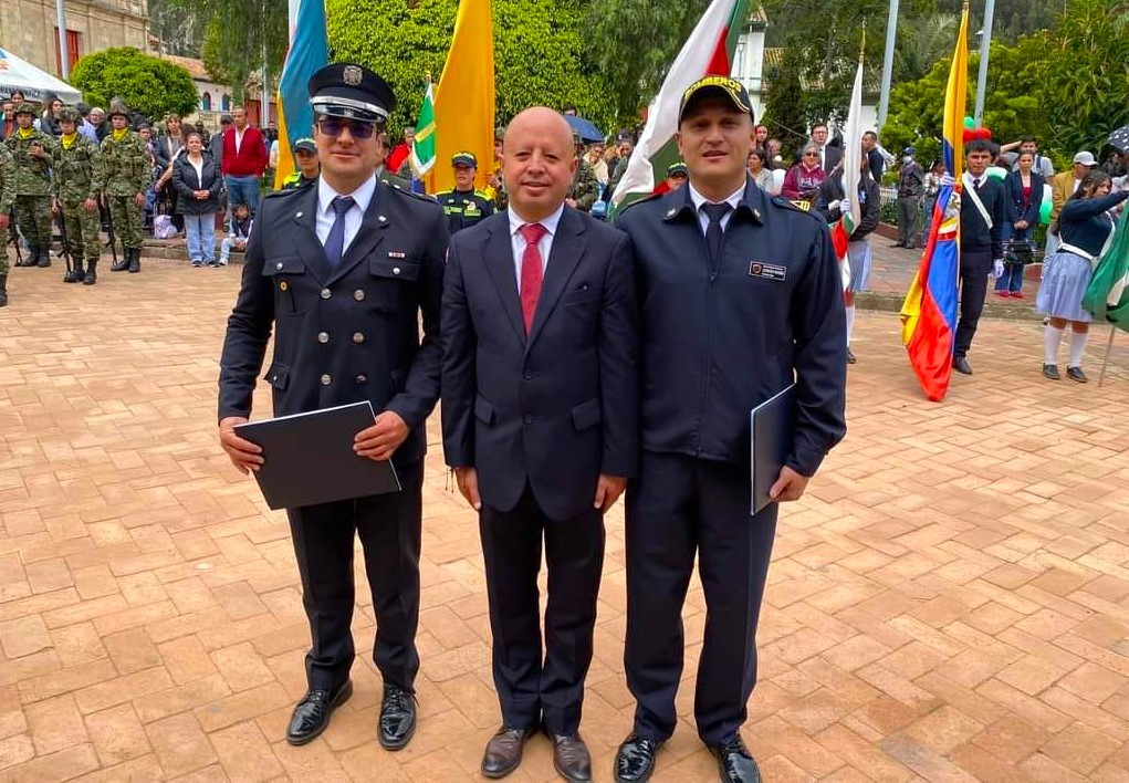 Bomberos de Cogua y su comandante recibieron reconocimiento en aniversario 424 de Nemocon2