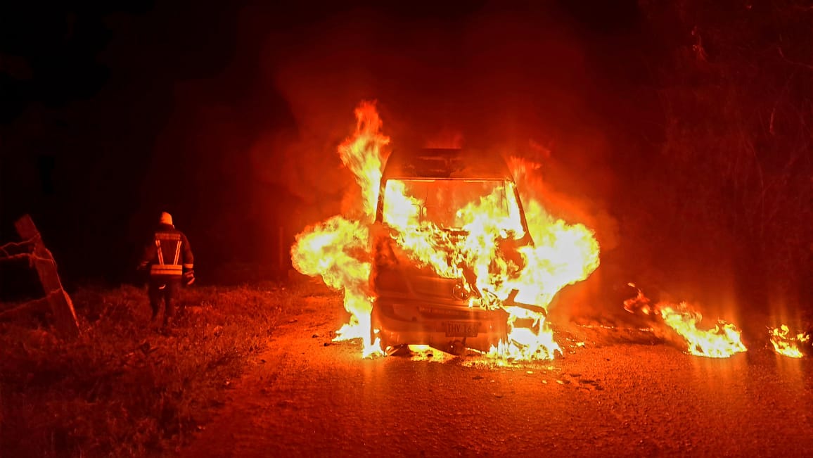 Bomberos de Venecia y Cabrera controlaron incendio vehicular en la via a Cabrera1