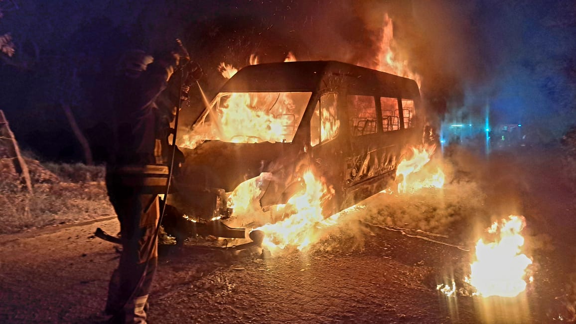 Bomberos de Venecia y Cabrera controlaron incendio vehicular en la via a Cabrera2