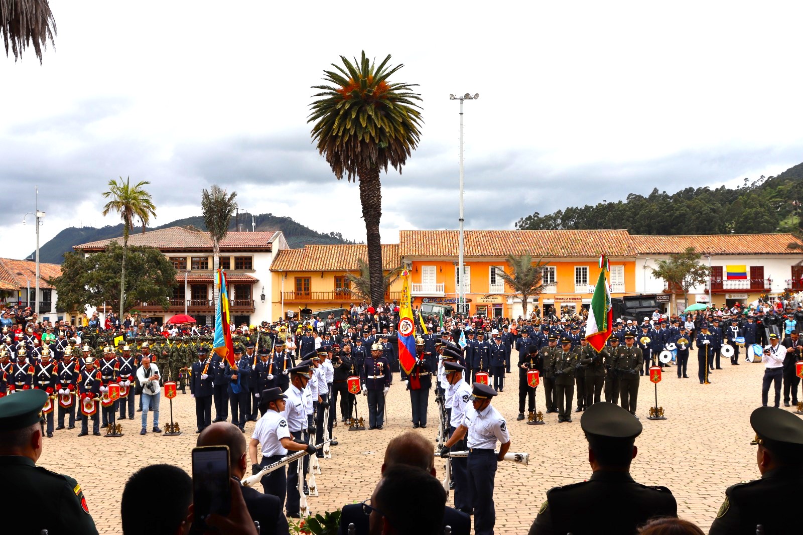 La FAC rindio homenaje en desfile por los 208 anos del sacrificio de los Martires de Zipaquira1