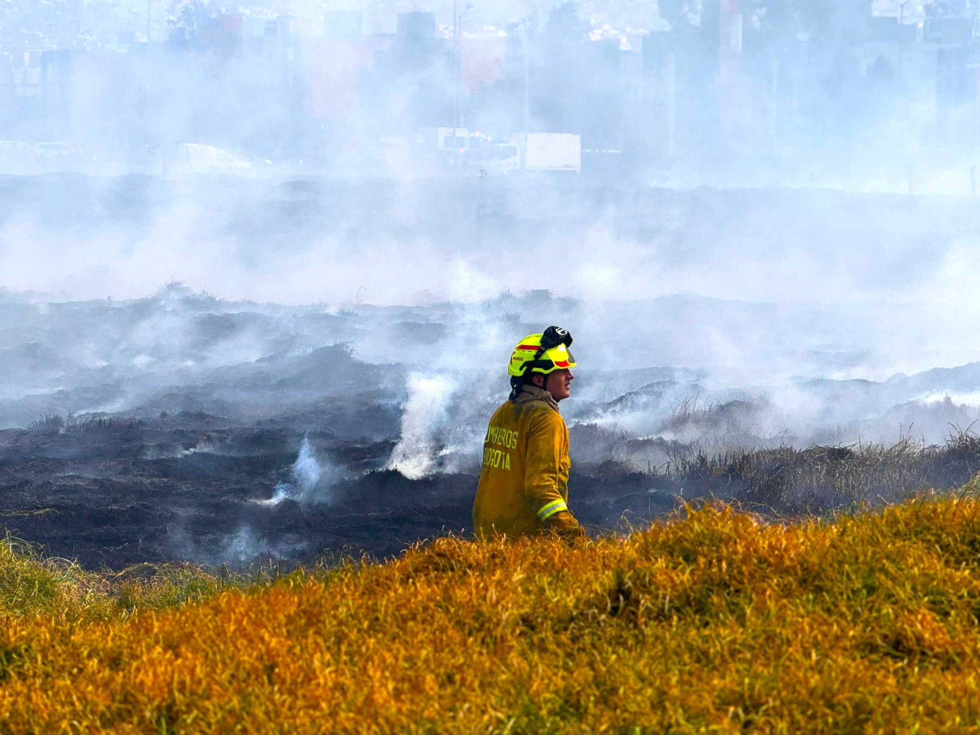 Bomberos combaten dos incendios forestales simultaneos en el sur de Bogota