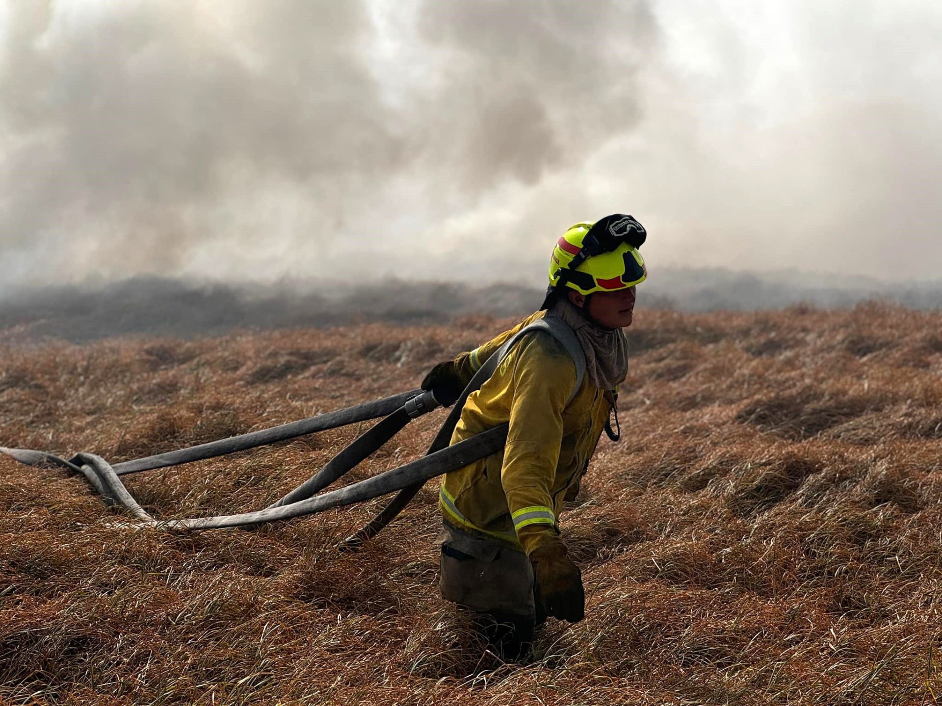 Bomberos combaten dos incendios forestales simultaneos en el sur de Bogota3