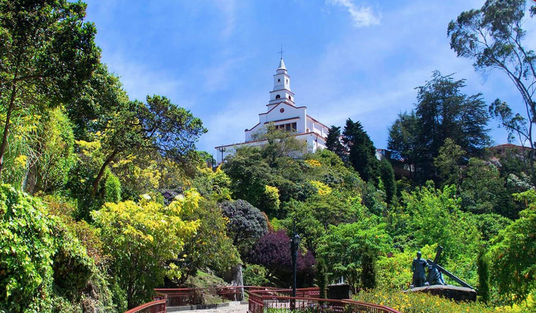 En la cima del antiguo cerro de las Nieves, se construyó el santuario que más tarde se dedicó al Señor Caído de Monserrate