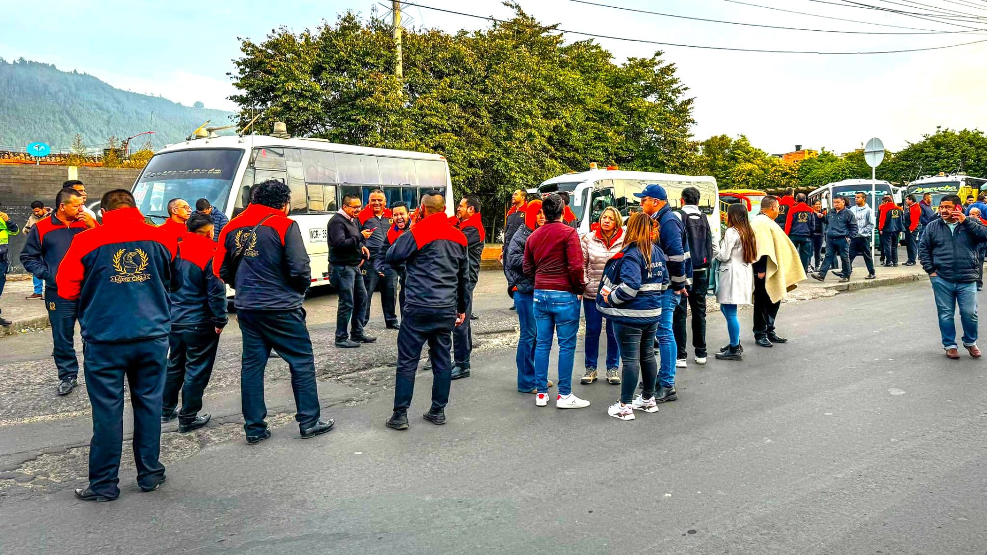 Chia en caos vial transportadores urbanos bloquean la ciudad y exigen alza de tarifas 1