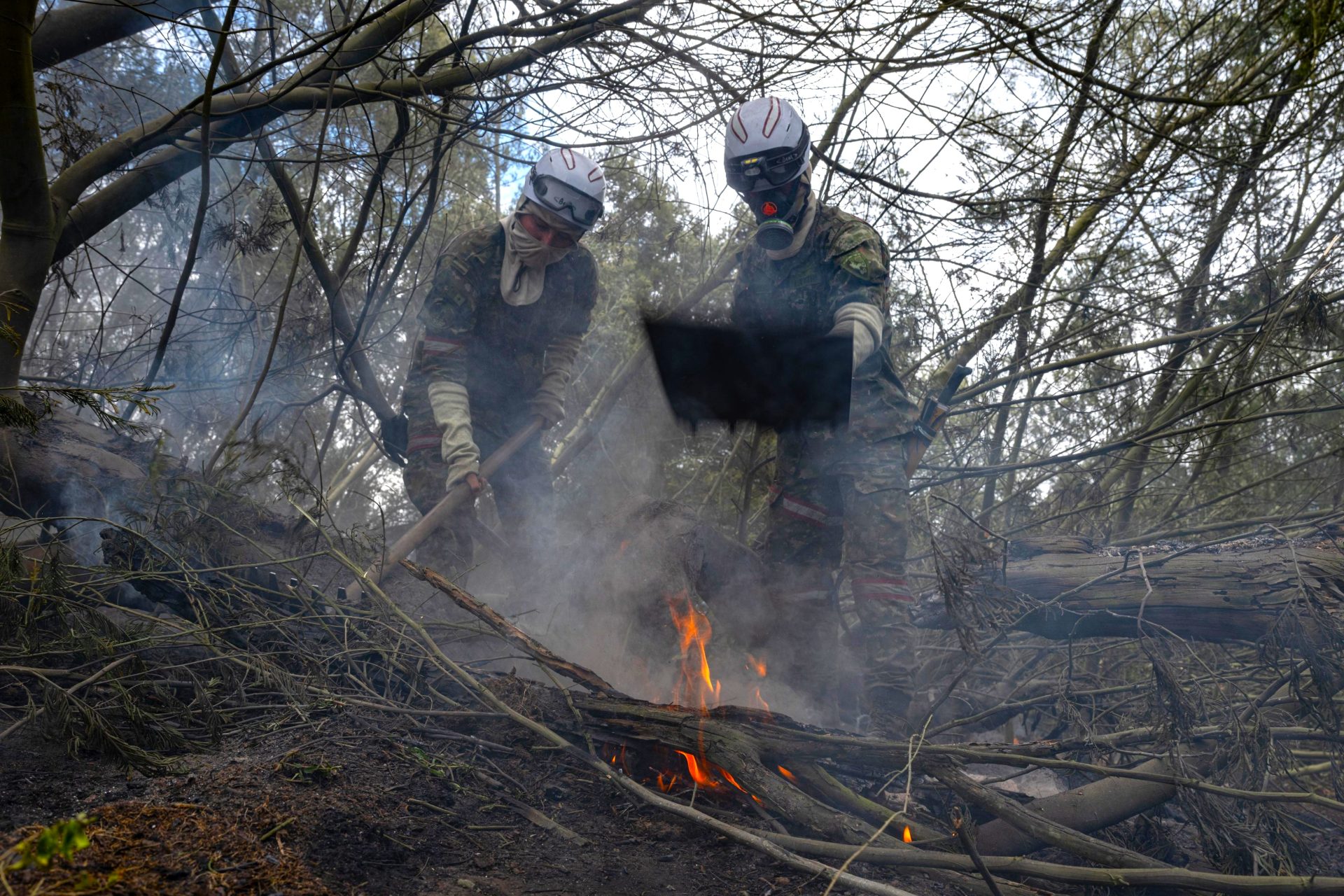 Ingenieros del Ejercito FAC y Bomberos luchan contra incendios forestales en CundinamarcaC2