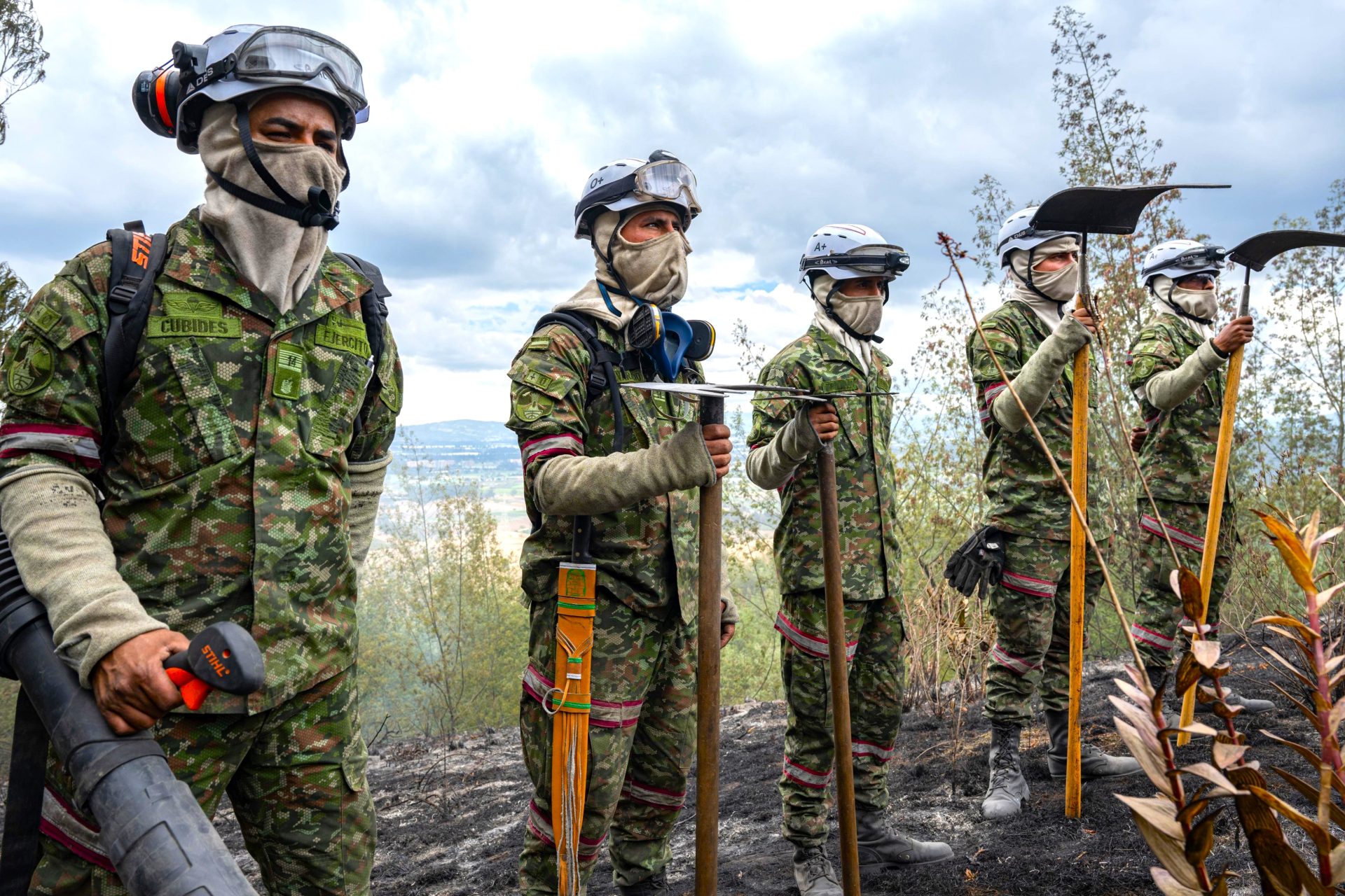 Ingenieros del Ejercito FAC y Bomberos luchan contra incendios forestales en Cundinamarcac1