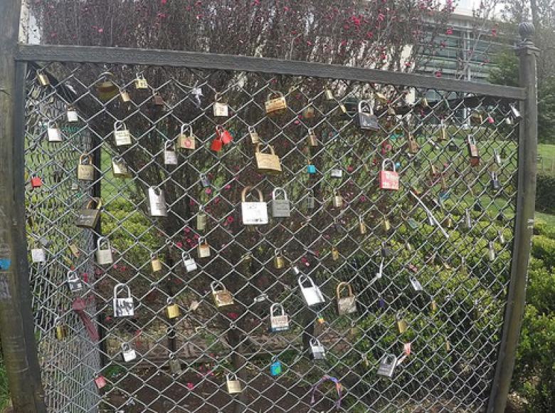 Parque en Bogota tiene un toque romantico como Paris con candados del amor 2