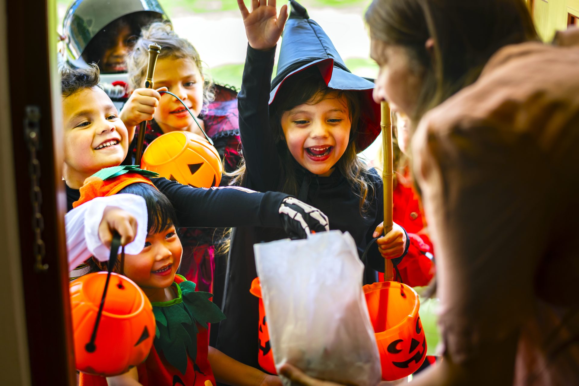 Alerta sobre consumo excesivo de dulces en Halloween y productos fraudulentos1