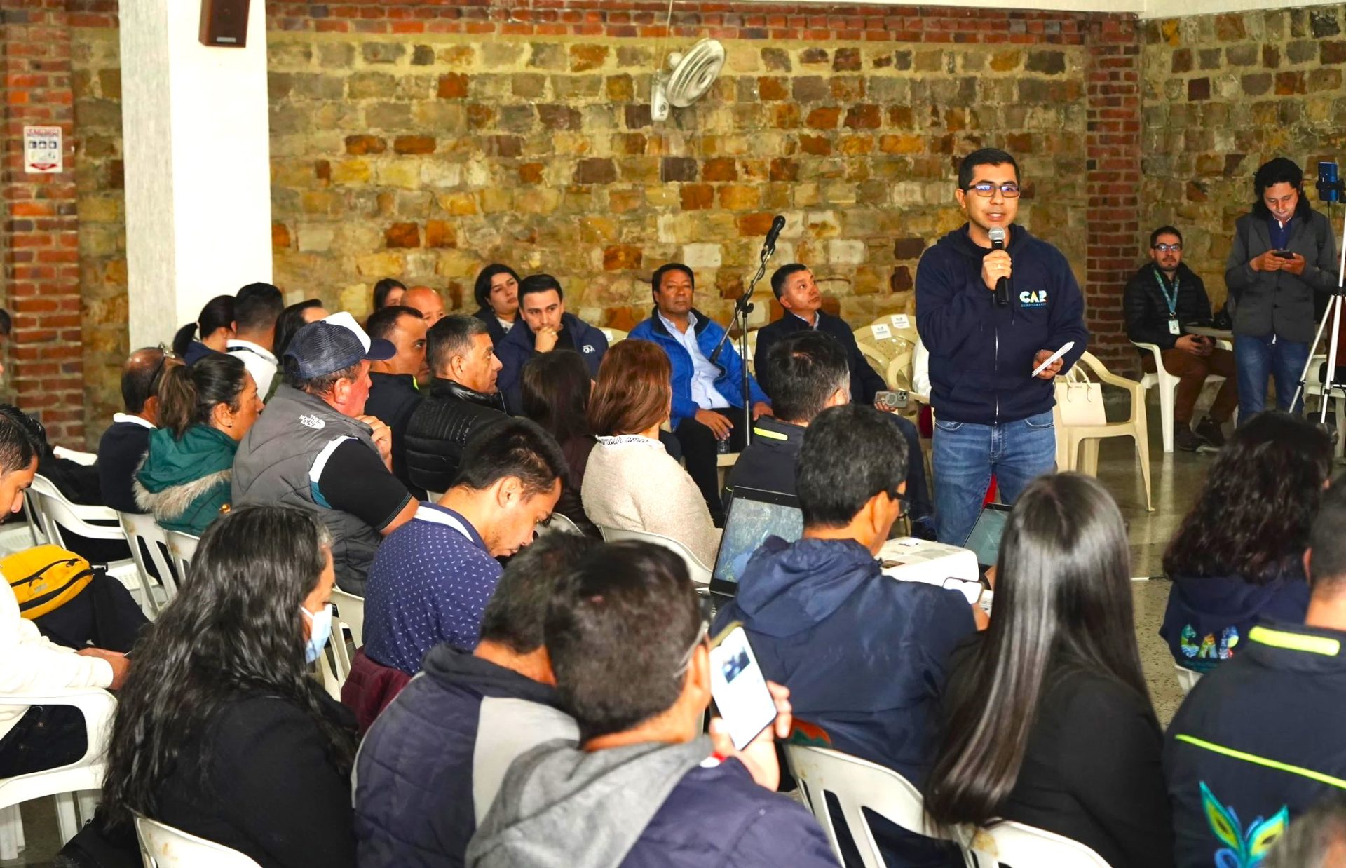 CAR reunio a alcaldes y lideres en Zipaquira para tratar problemas socioambientales1