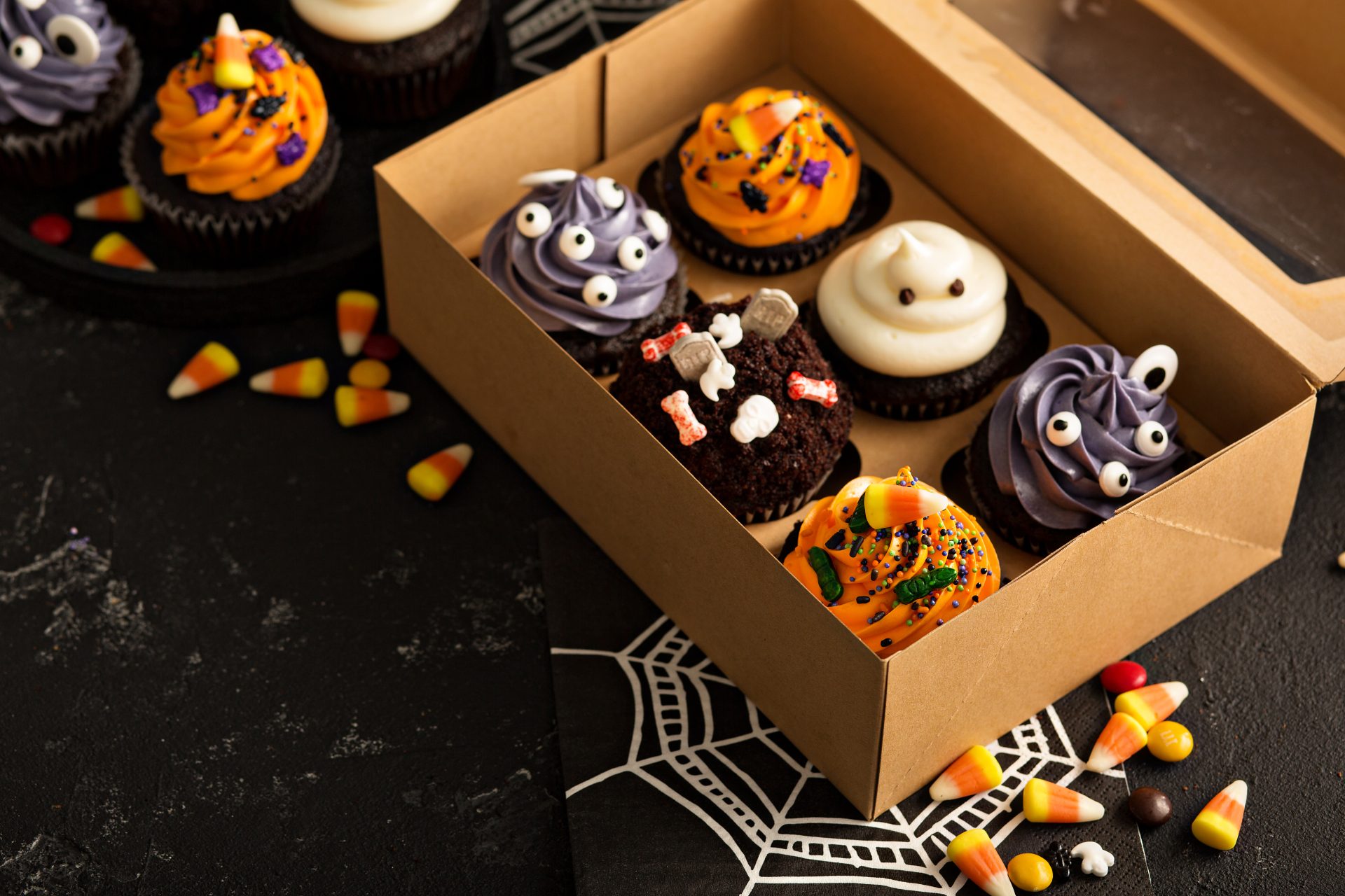 halloween cupcakes with decorations 2023 11 27 05 13 55 utc