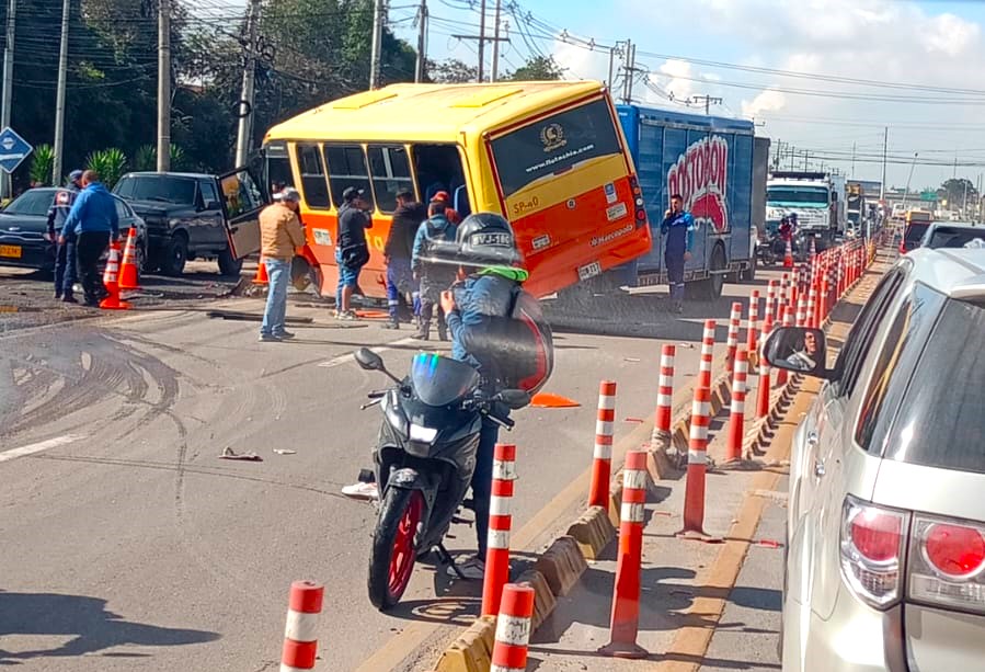 Accidente de bus en la Via Siberia Cota deja varios lesionados 1