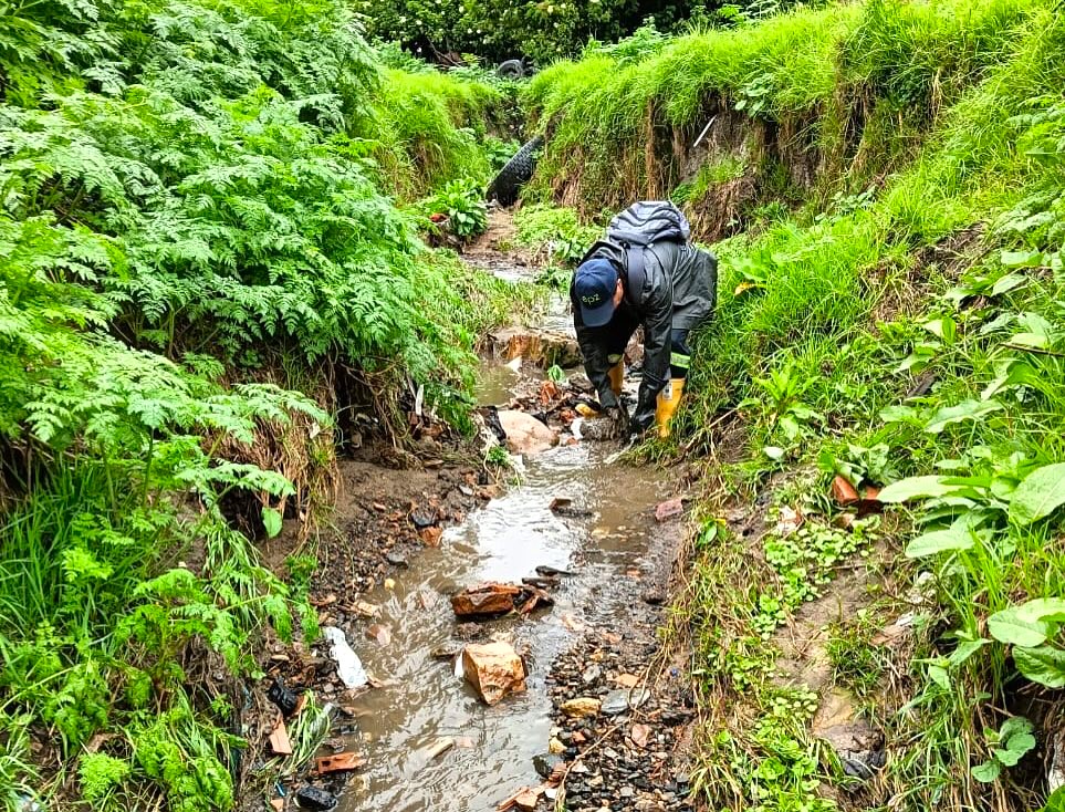 EPZ intensifica limpieza de quebradas en Zipaquira para prevenir inundaciones5