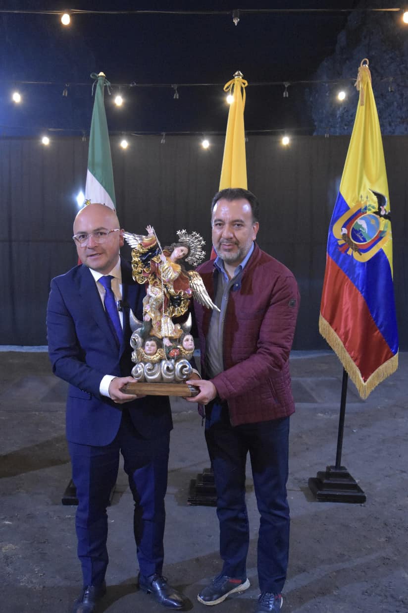 El alcalde de Zipaquirá, recibe la imagen de la Virgen de Legarda, de las manos del alcalde de Quito (Ecuador), Christian Pabel Muñoz López.