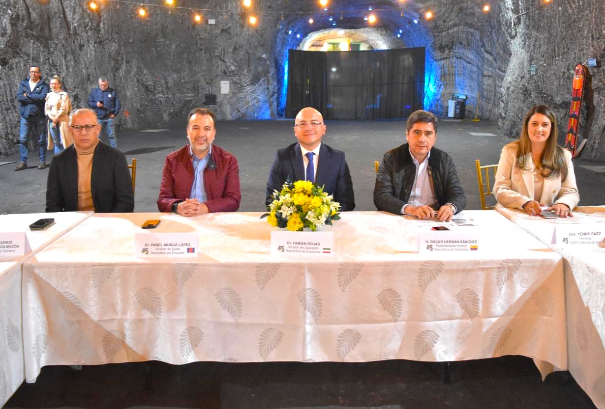 En la fotografía: El secretario general del Parlamento Andino, Eduardo Chiliquinga Mazón; el alcalde de Quito (Ecuador) Christian Pabel Muñoz López; el alcalde de Zipaquirá, Fabián Mauricio Rojas García; el parlamentario andino Óscar Hernán Sánchez, y la gerente de Catedral de Sal, Yenny Páez Sabogal.