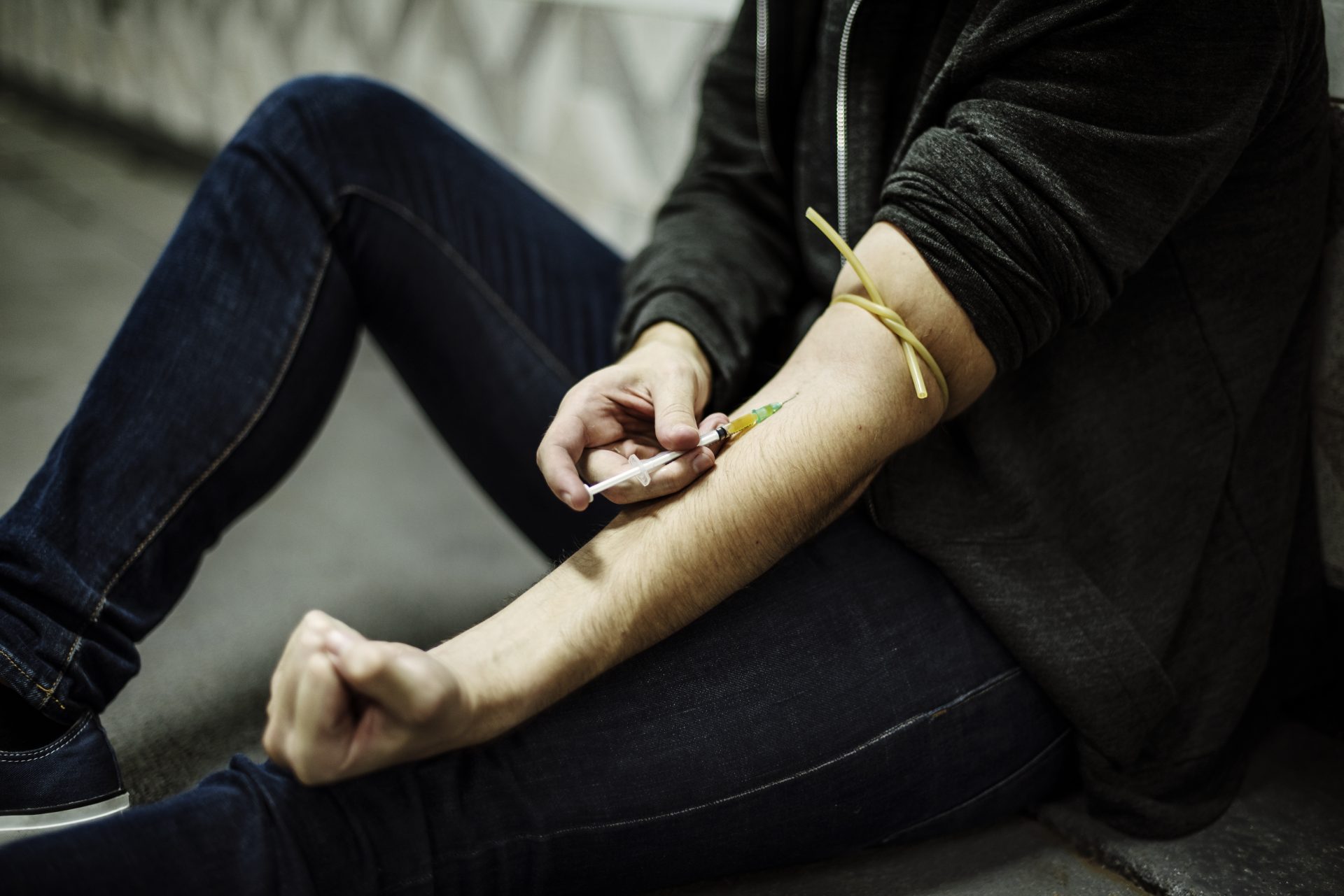 junkie people using syringe injecting narcotic ill 2023 11 27 05 30 42 utc