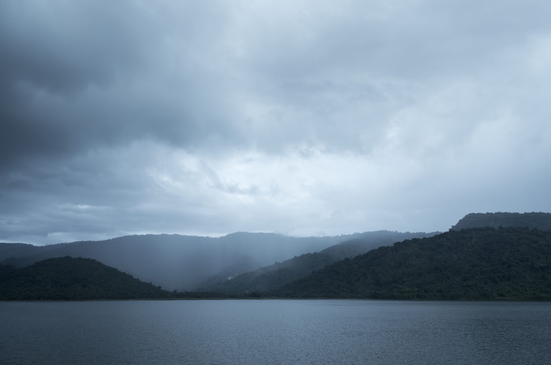 rain clouds on the reservoir 2023 11 27 04 52 34 utc