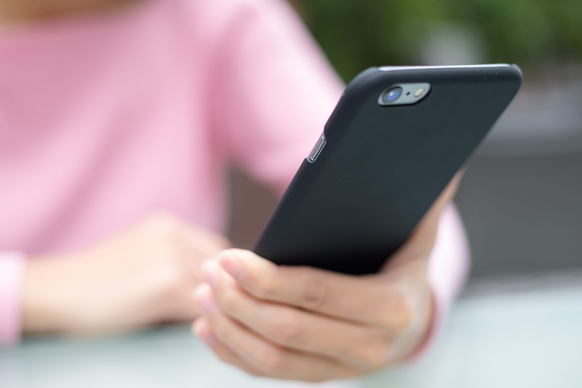 woman pay with cellphone 2023 11 27 05 14 26 utc