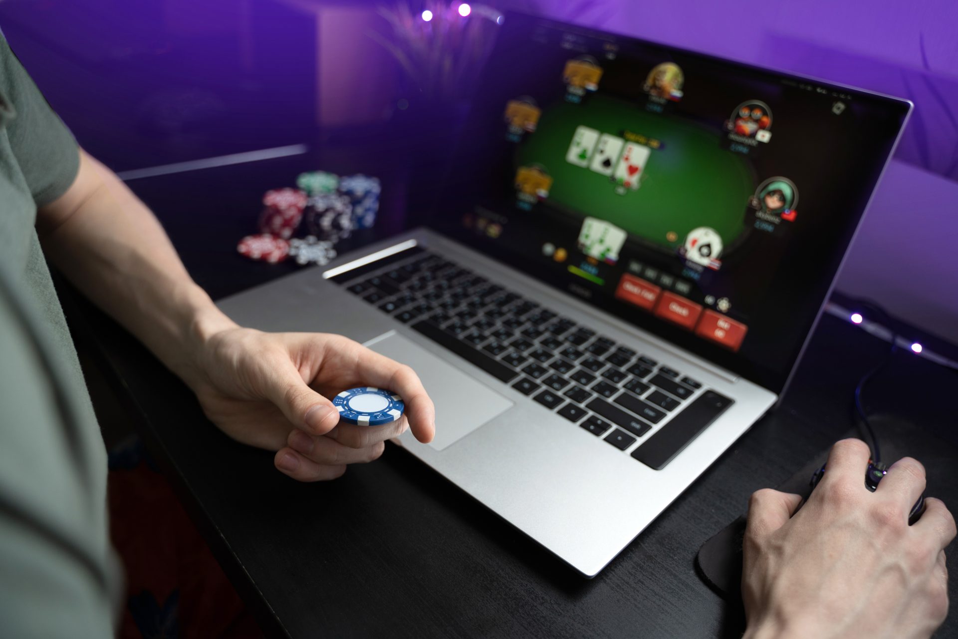 young man play online poker in laptop 2023 11 27 05 31 58 utc