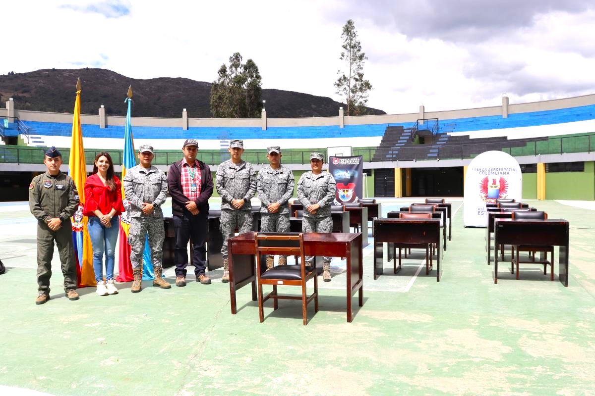Fuerza Aeroespacial dono mas de 300 escritorios a Lenguazaque2