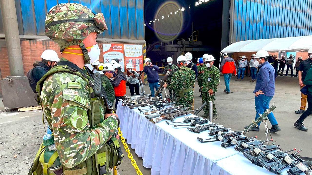 Fundicion de 23.500 armas en Colombia es un paso hacia la paz y la reconstruccion