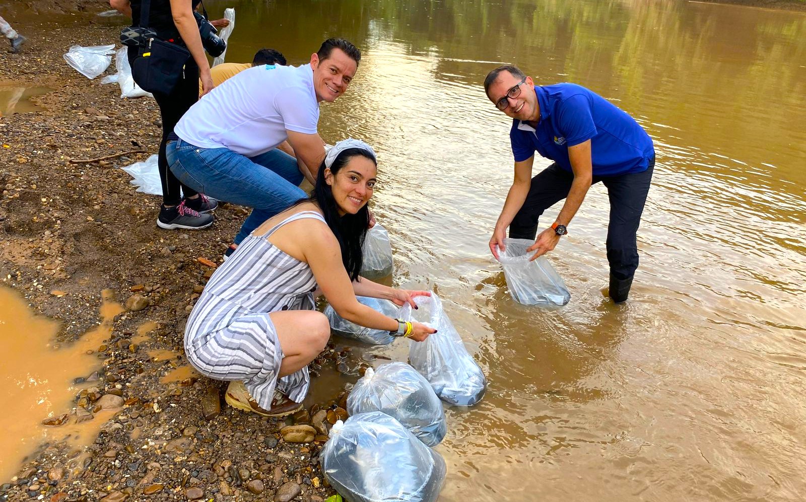 Liberacion de 160.000 alevinos en el rio Magdalena para restaurar su biodiversidad2