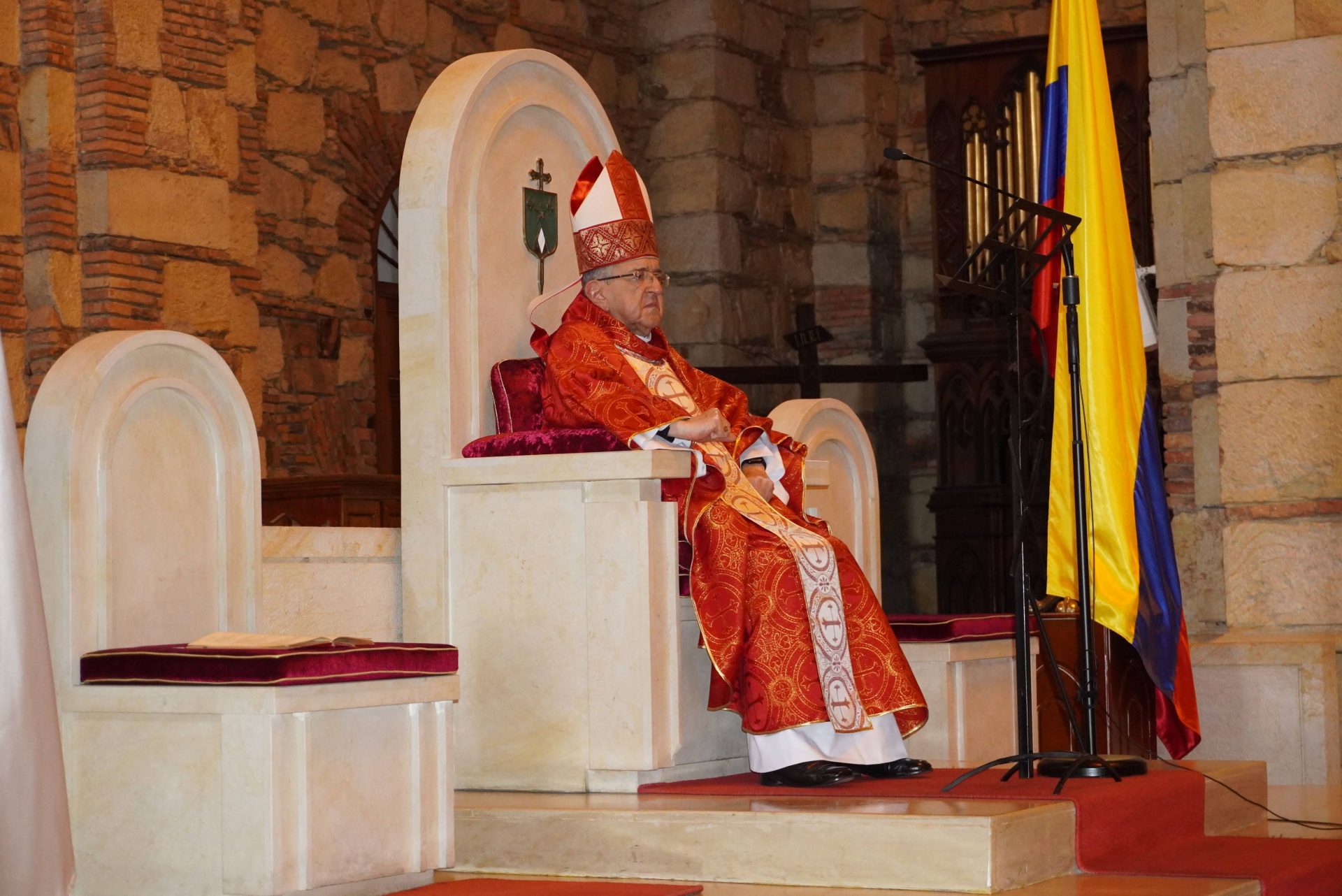Obispo Hector Cubillos Pena Santa sofia 43