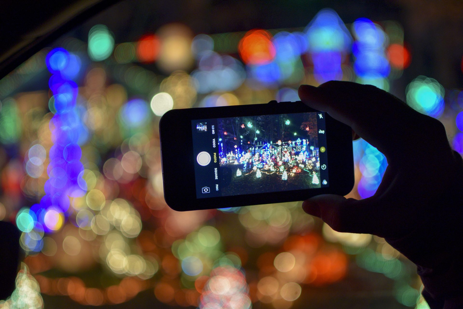 taking photos of christmas lights with a cell phon 2024 11 25 12 35 38 utc