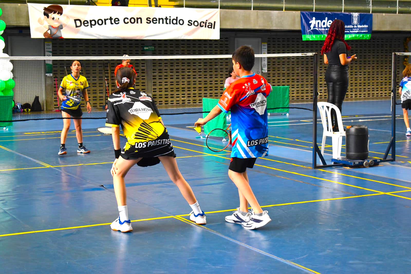Chia triunfa en el Festival de Festivales 13 Medallas en Badminton2