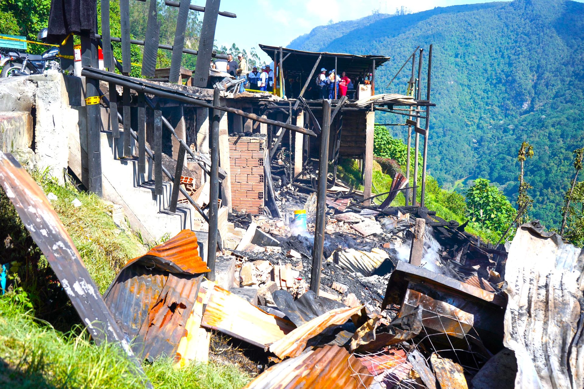 Investigan el origen del incendio en casetas del Salto del Tequendama1