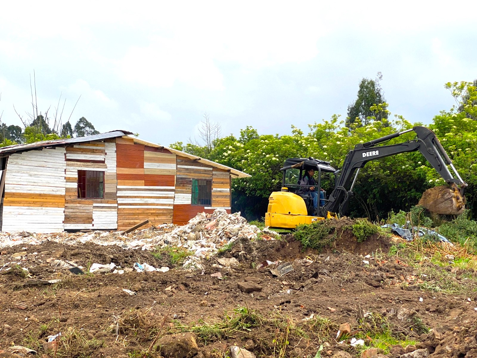 En Chia suspenden actividades en un predio por relleno ilegal con residuos de construccion2