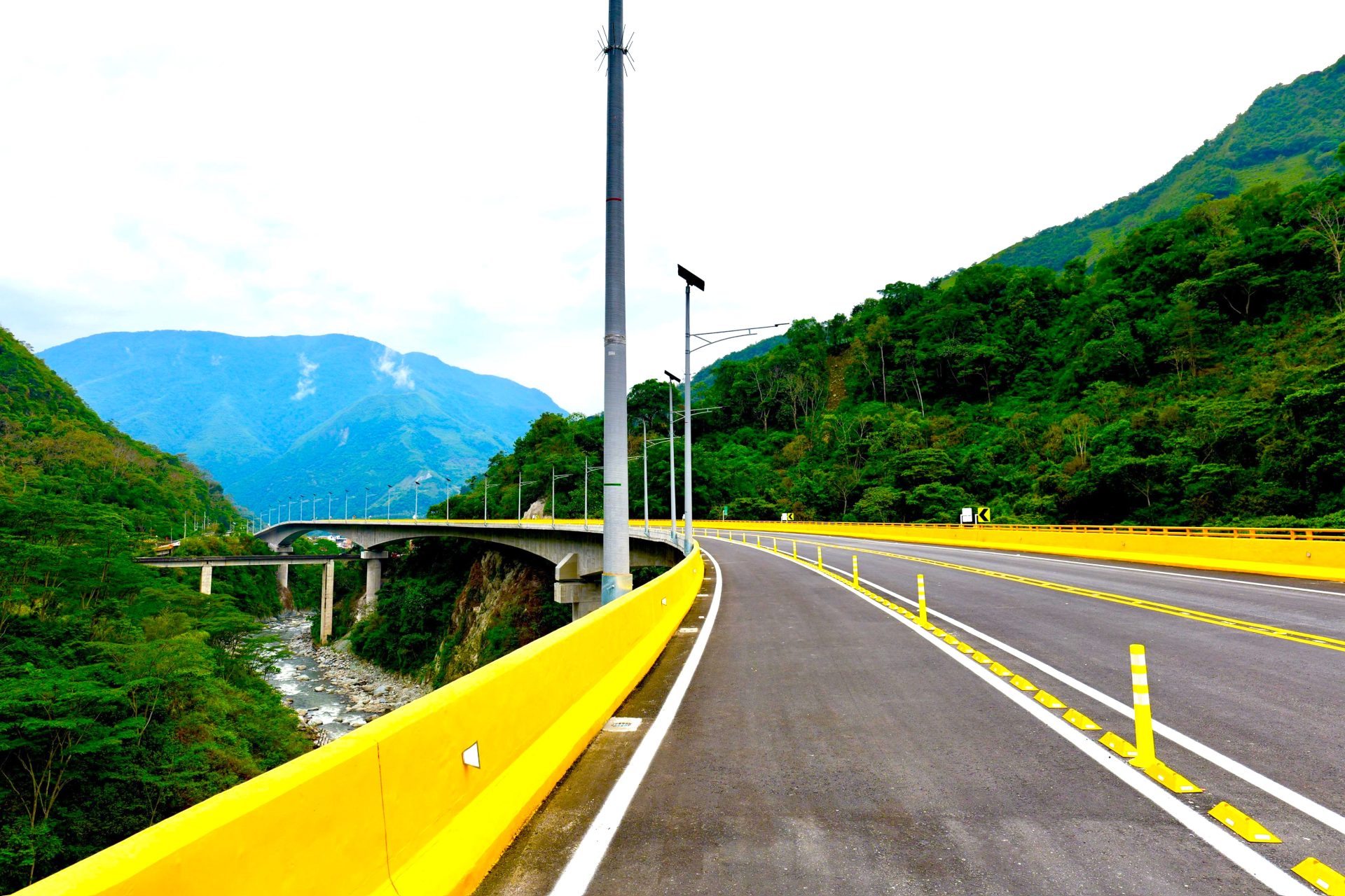 Invias pone en marcha el nuevo viaducto del km 58 en la via al Llano3