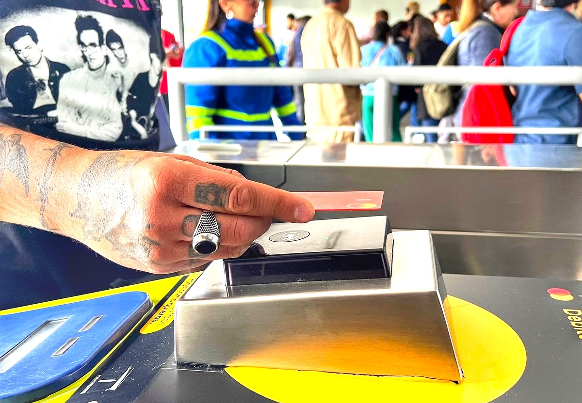 TransMilenio implementa plan piloto para pago del pasaje con tarjetas bancarias1