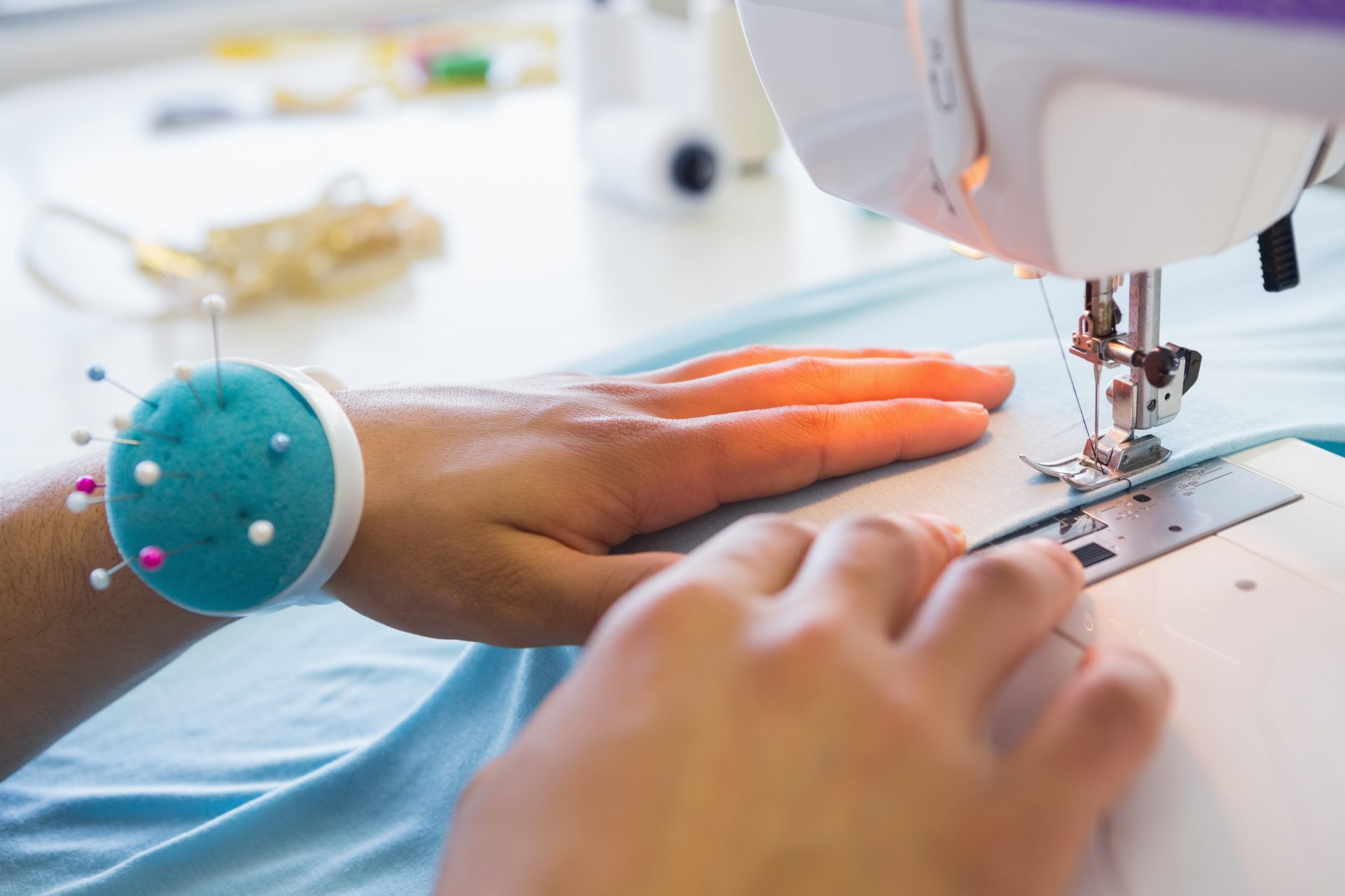 college student using sewing machine at the colleg 2023 11 27 05 30 32 utc