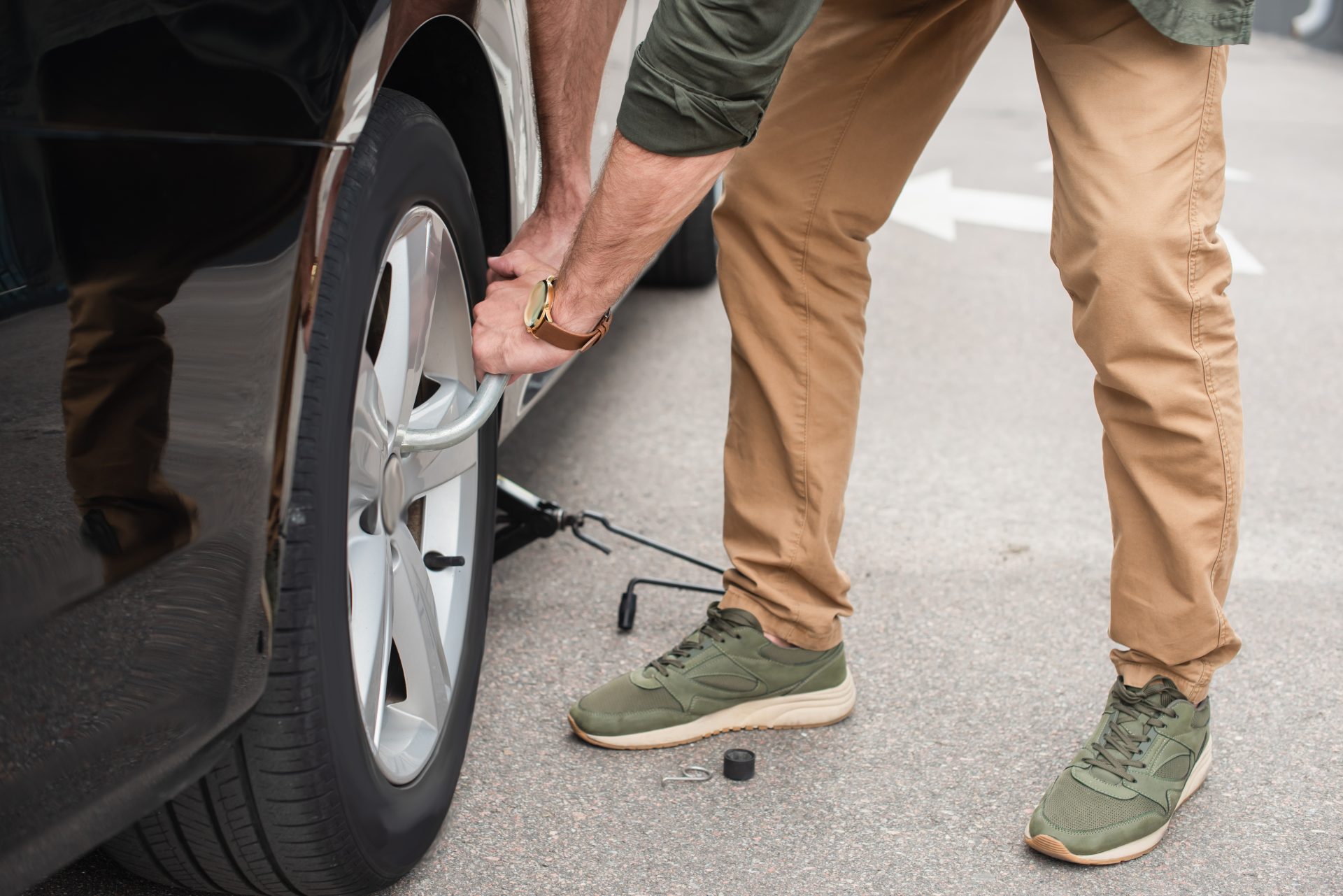 cropped view of man using wheel wrench on car outd 2024 11 07 16 38 11 utc
