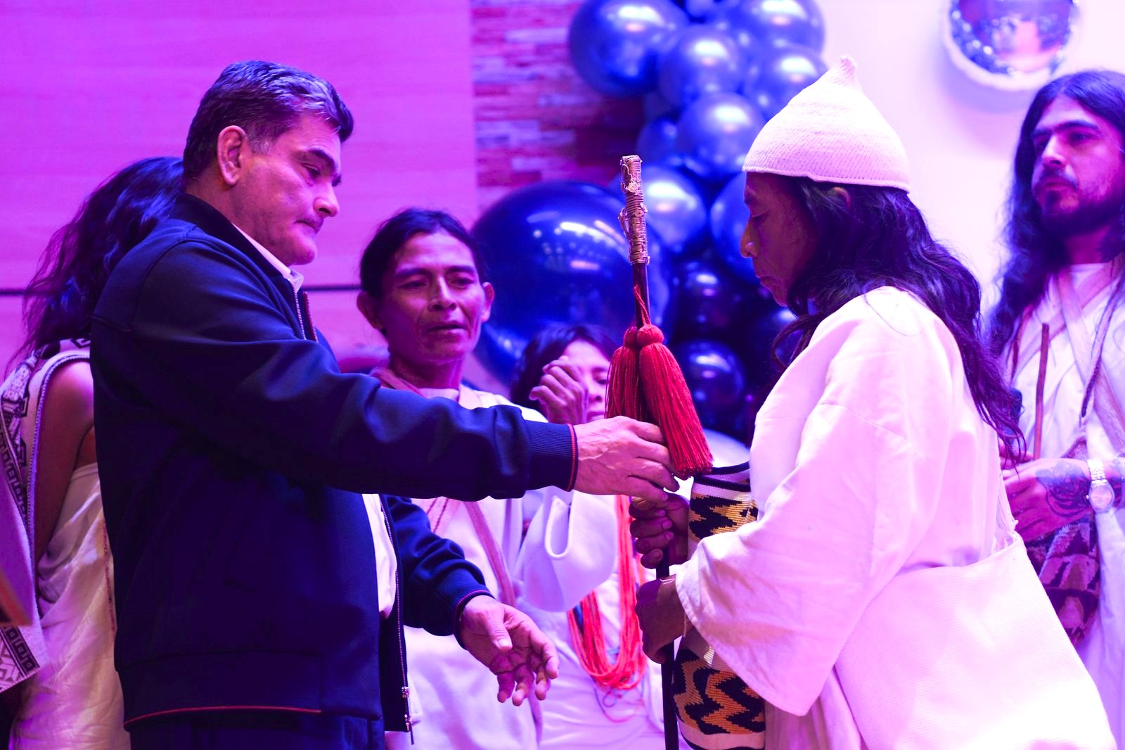 Gregorio Eljach recibe baston de mando de pueblos indigenas Kogui y Wiwa