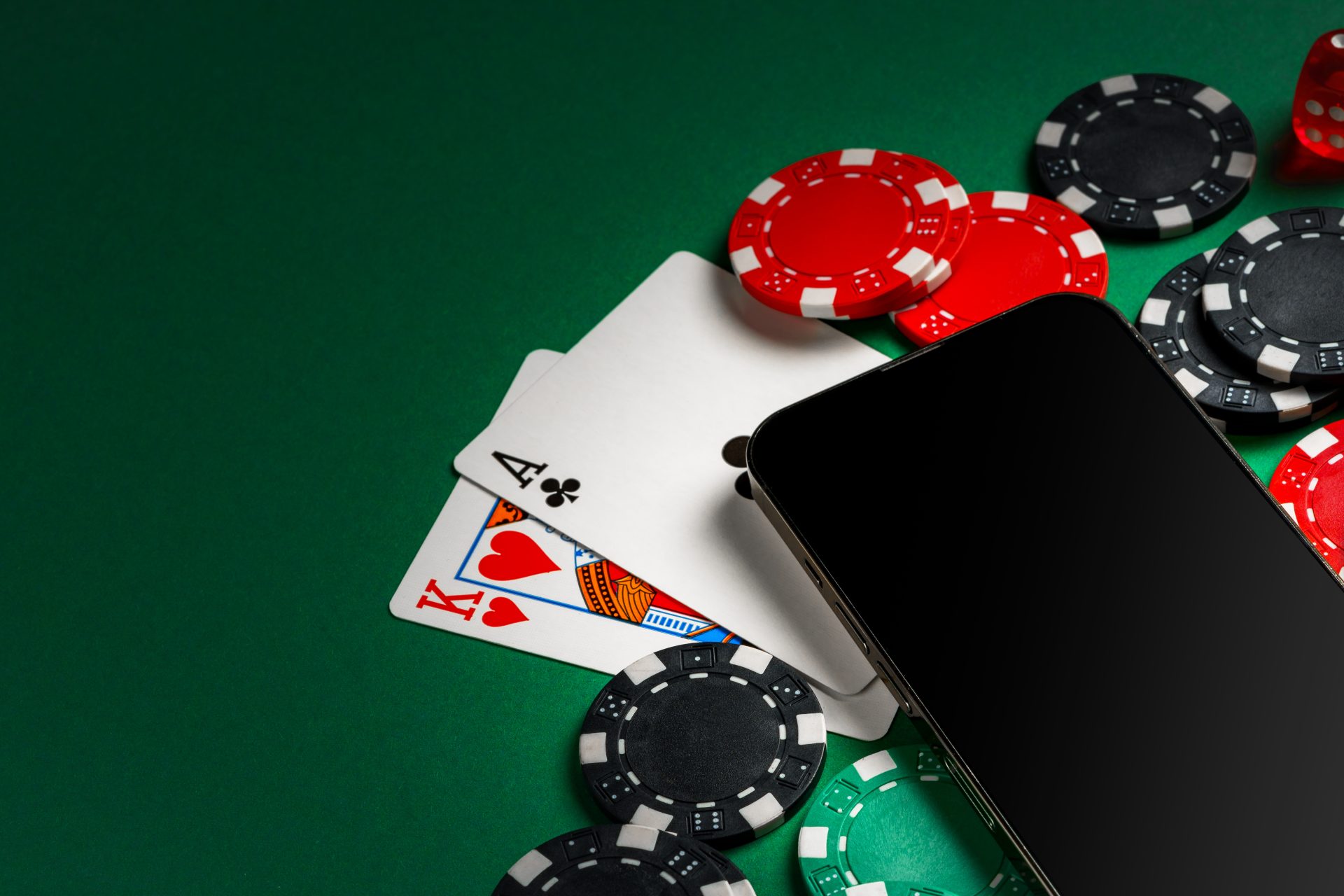 Jugar al poker online tiene sus particularidades. Para los amantes de este juego de cartas aqui se presenta todo lo que necesitan saber para ganar