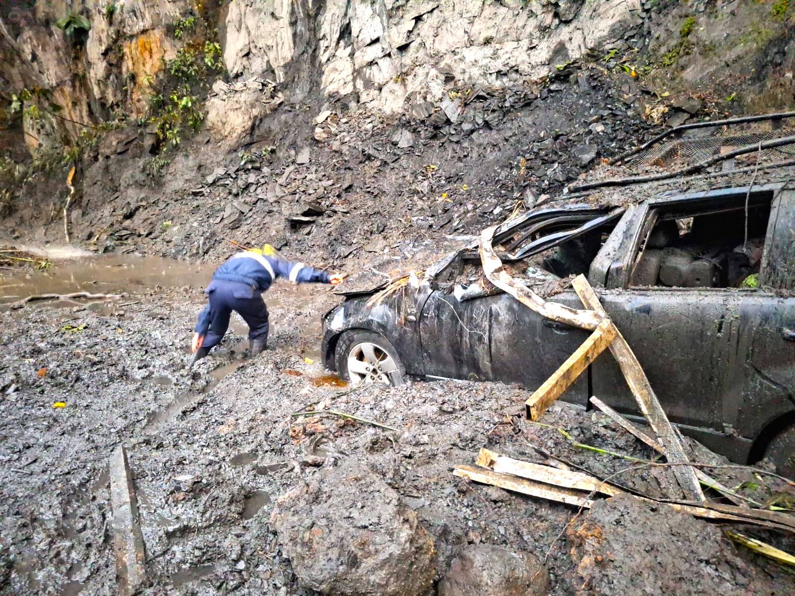 Vehiculo queda atrapado en deslizamiento Sus ocupantes salieron ilesos1