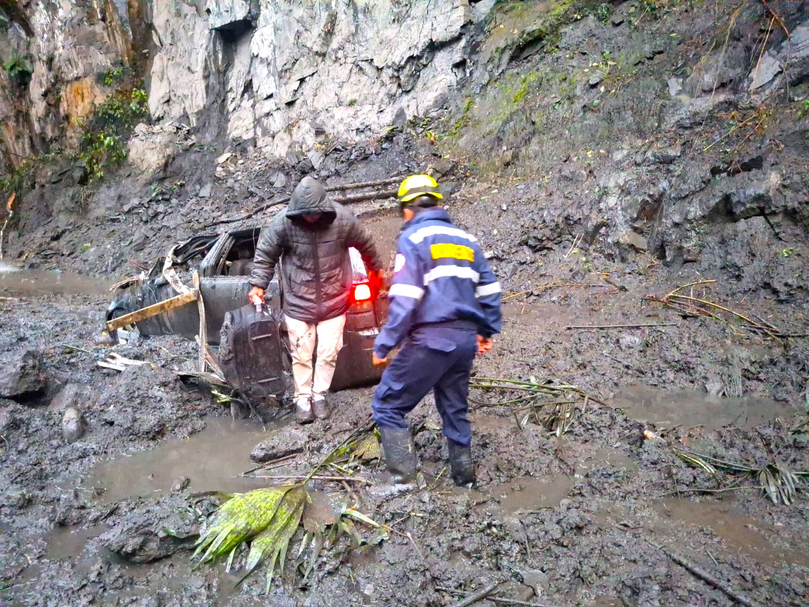 Vehiculo queda atrapado en deslizamiento Sus ocupantes salieron ilesos4