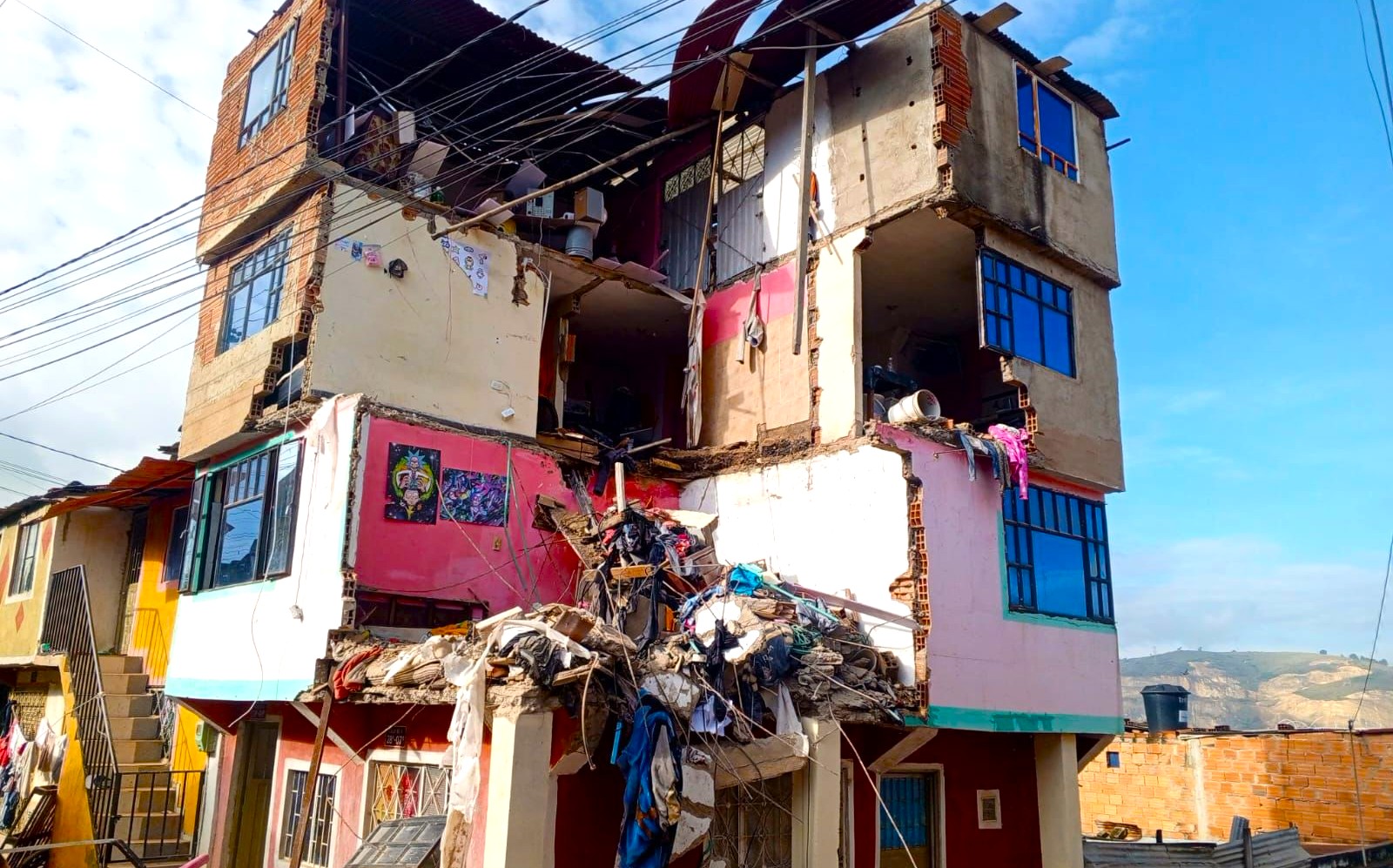 Colapso de una edificacion en Soacha deja varios heridos entre ellos una nina de 13 anos1