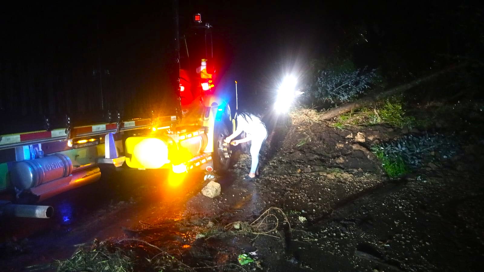 Derrumbe bloqueo la via Subachoque–Tabio transito restablecido pero persiste el riesgo1