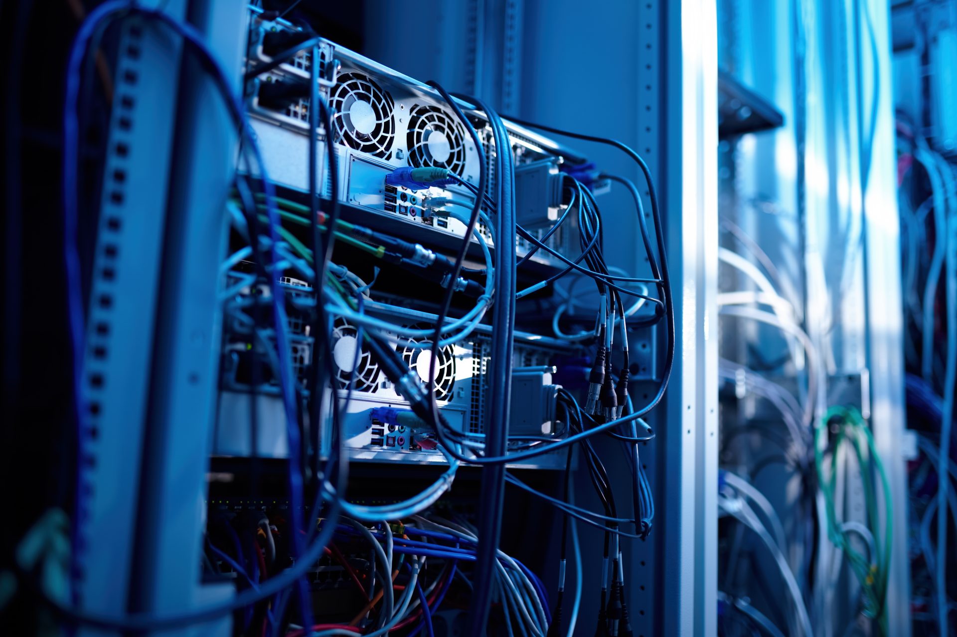 computer internet equipment and wires in server ro 2024 11 29 05 22 55 utc