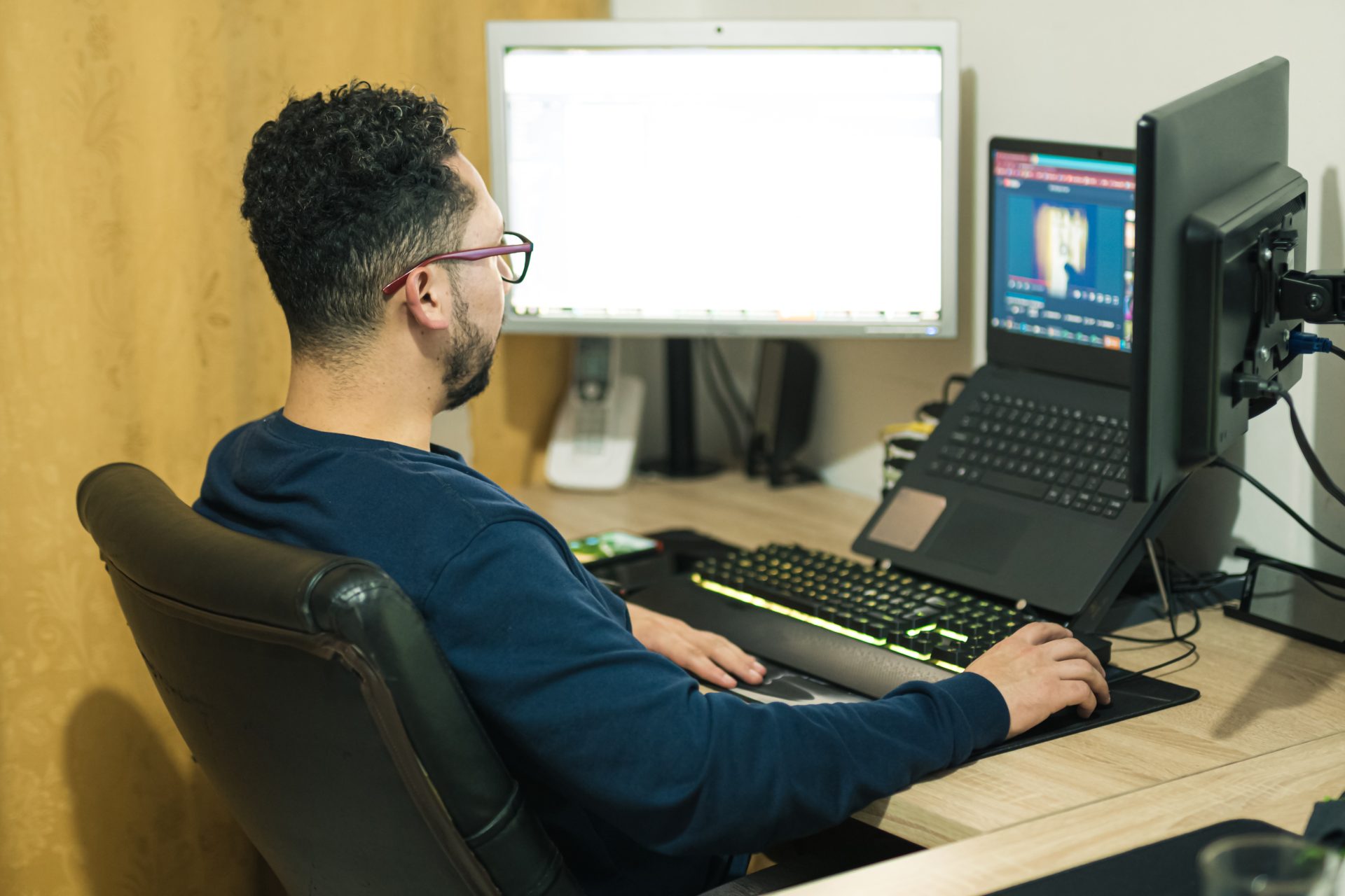 programmer working remotely from home and developi 2024 05 27 02 04 21 utc