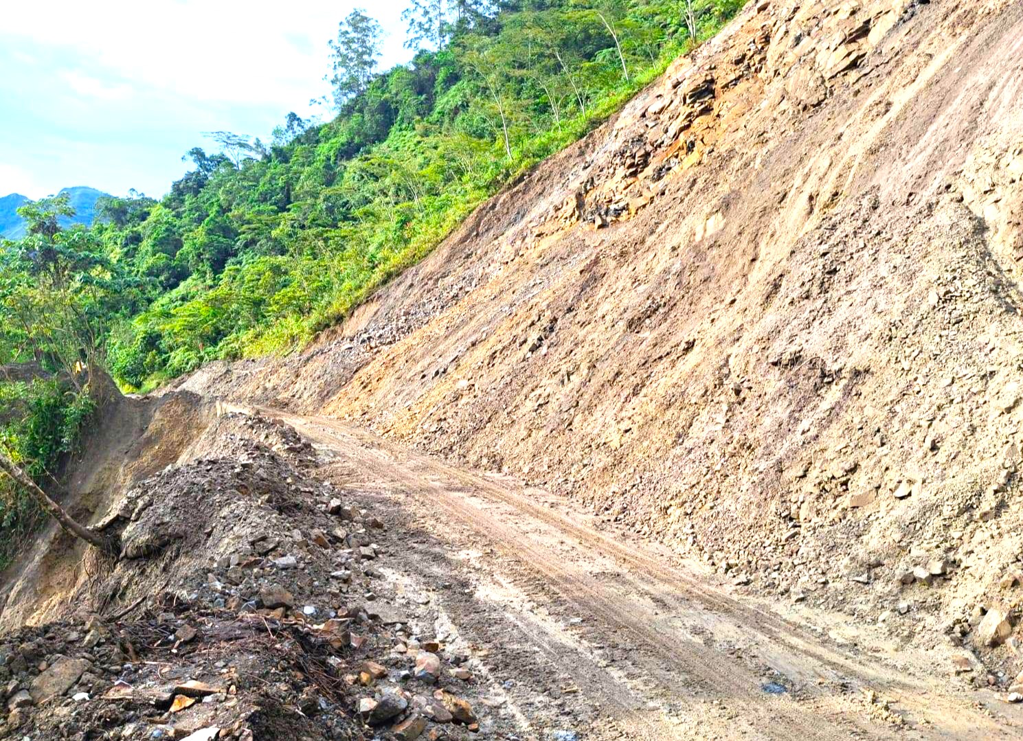 Cierres programados en la via Pacho – La Palma por deslizamientos en el sector La Arenera1