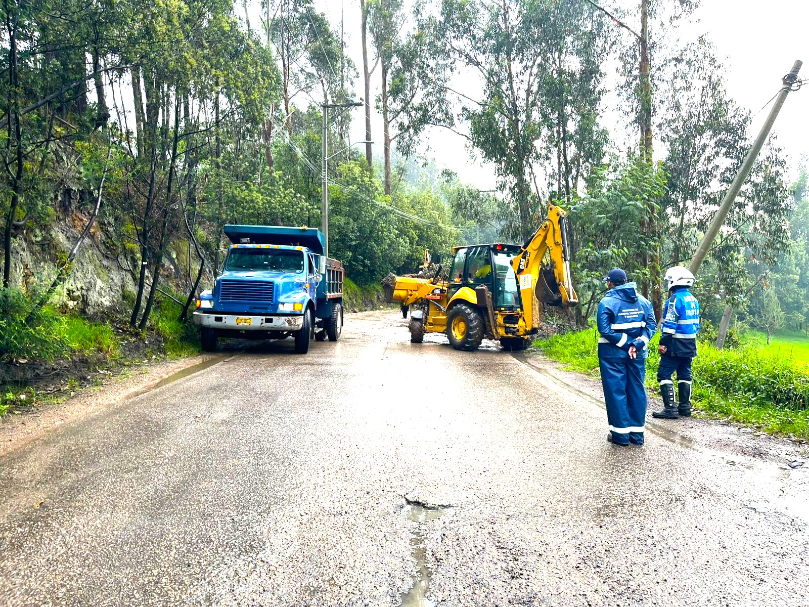 Controlado deslizamiento en via Tabio–Cajica paso vehicular ya fue restablecido1