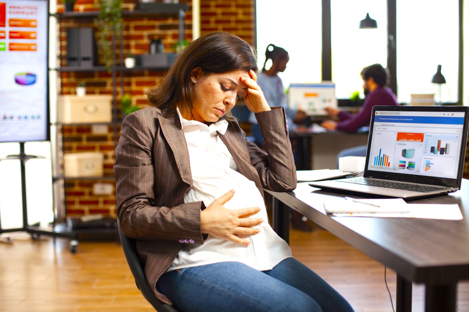 Corte protege a mujeres embarazadas que renunciaron bajo presion laboral1
