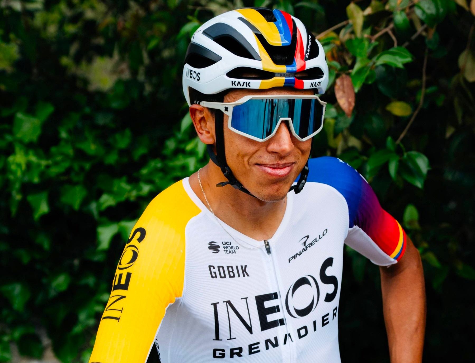 Egan Bernal correra el Giro 2025 con una camiseta inspirada en el mitico Cafe de Colombia