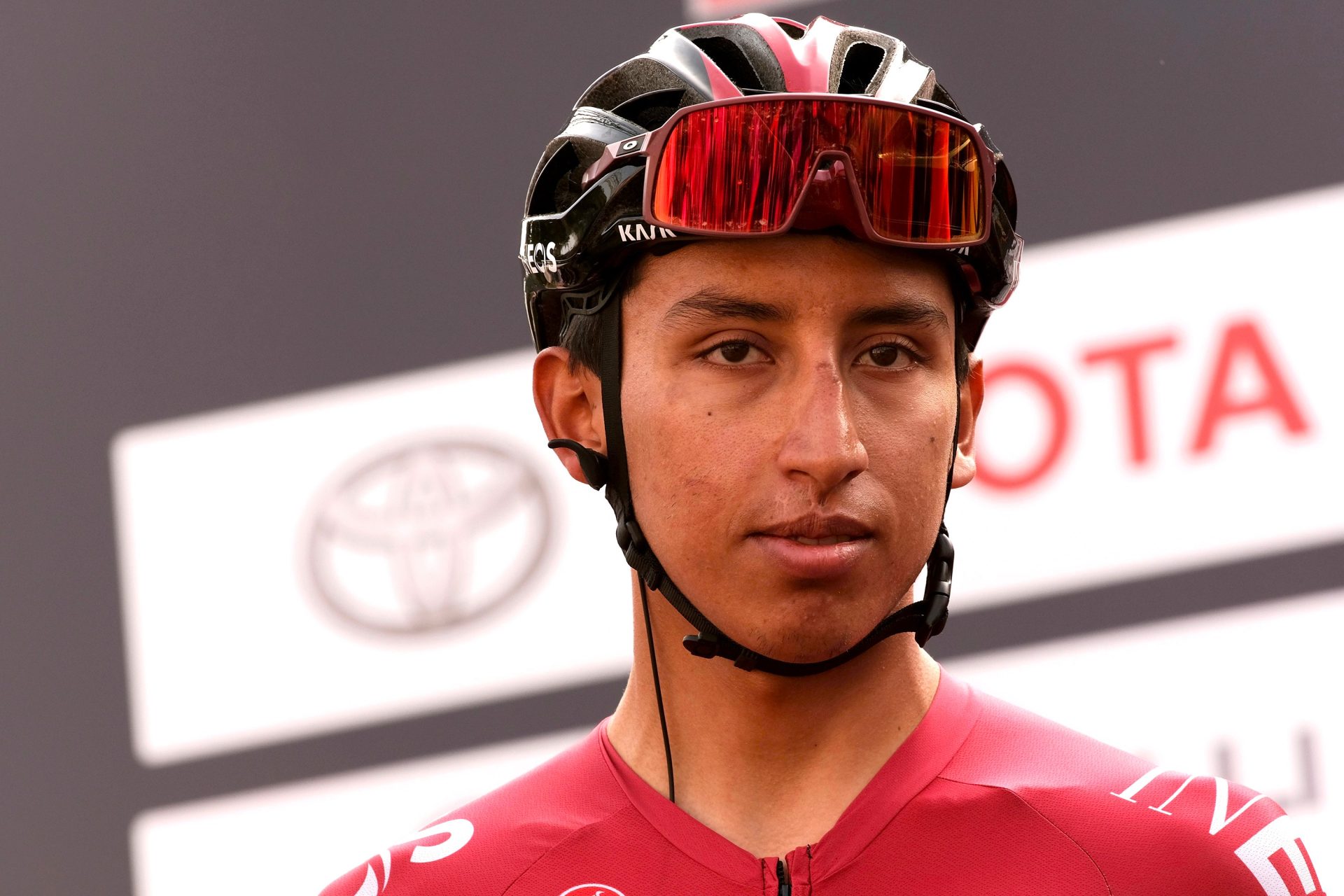 Egan Bernal resiste la caida y se consolida entre los mejores del Giro de Italia 20251