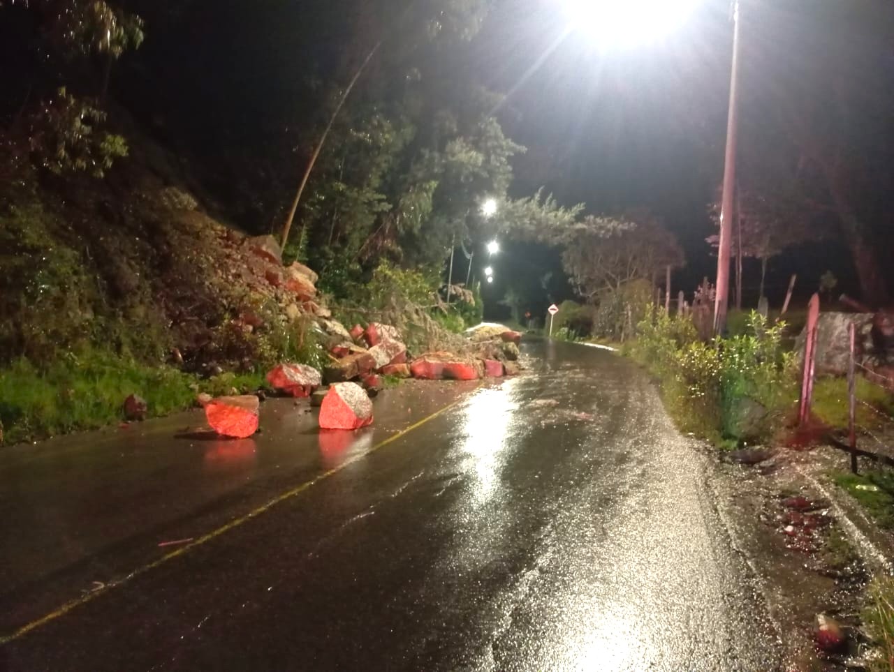 Emergencias por lluvias colapsan la via Tabio–Cajica1