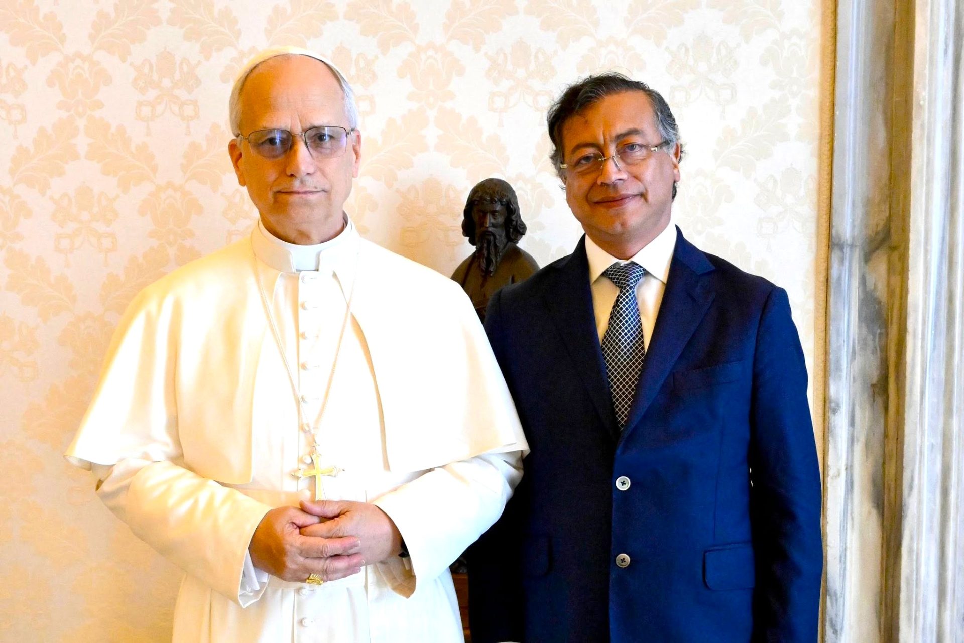 Petro plantea crisis climatica migracion y paz al papa Leon XIV en el Vaticano