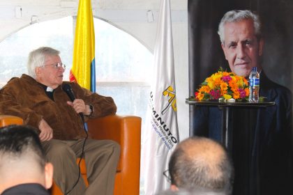 70 anos caminando juntos el padre Diego Jaramillo dialogo con jovenes Uniminuto Zipaquira1